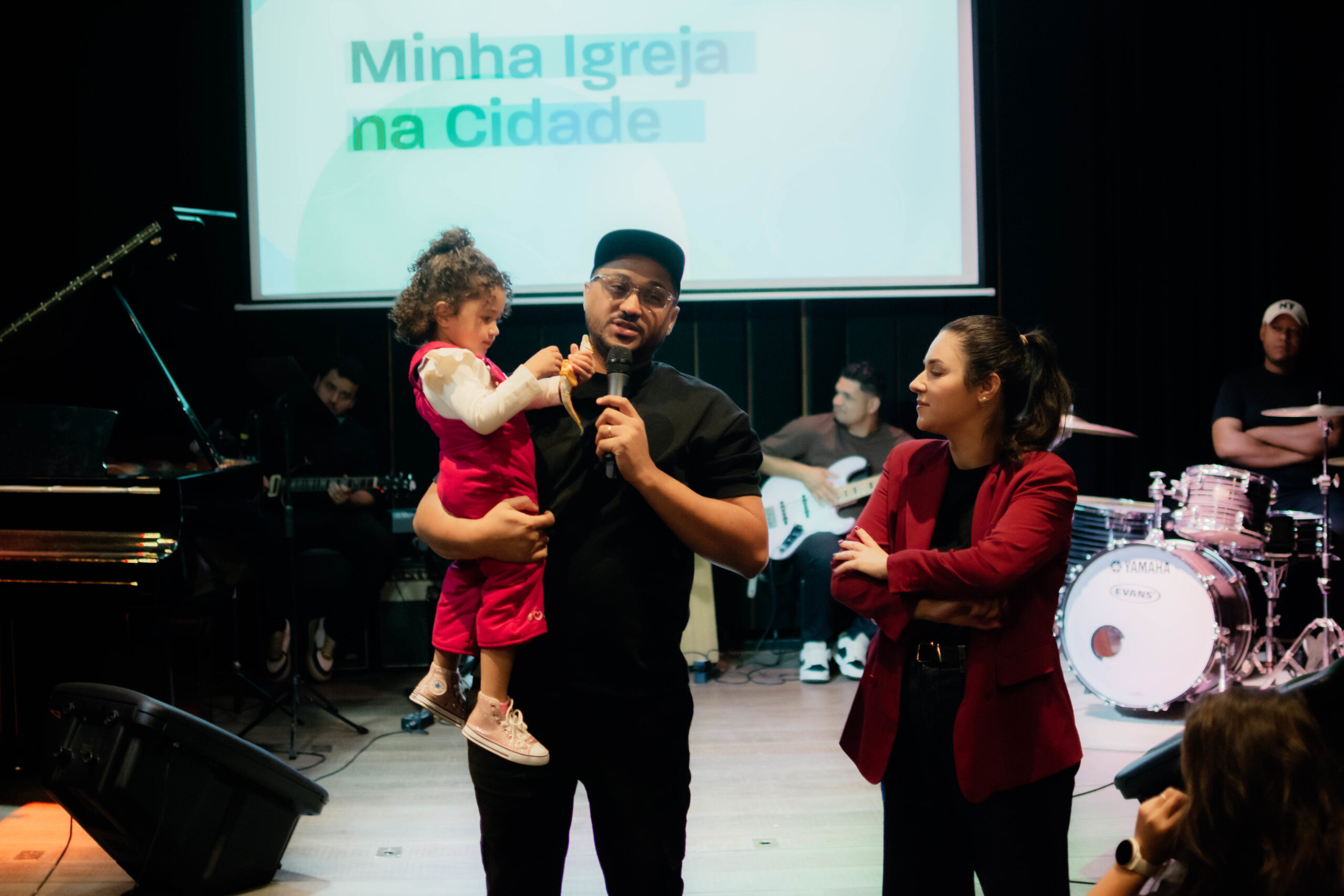 Culto especial com igreja reunida.