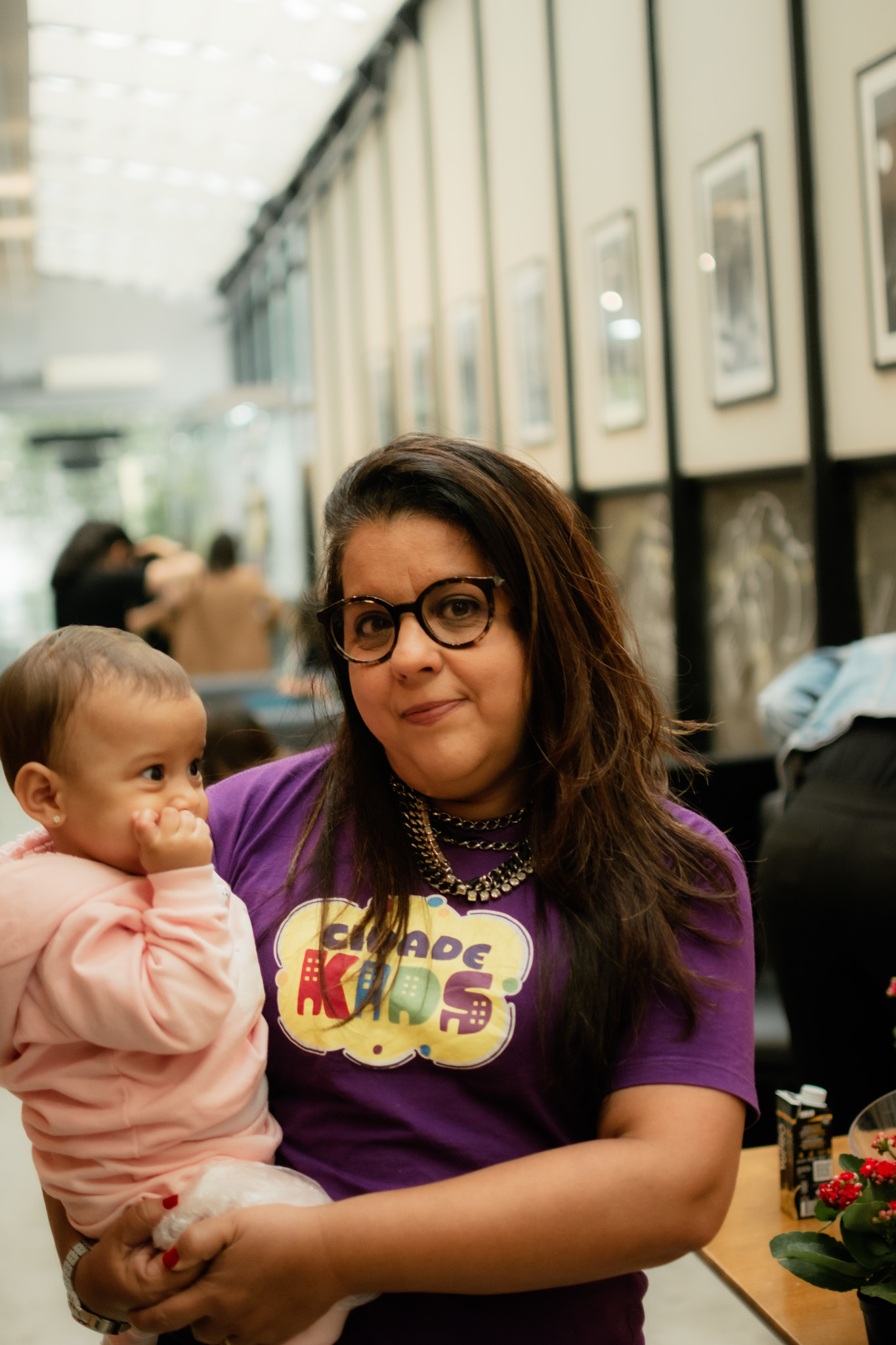 Crianças em momento de alegria na igreja.