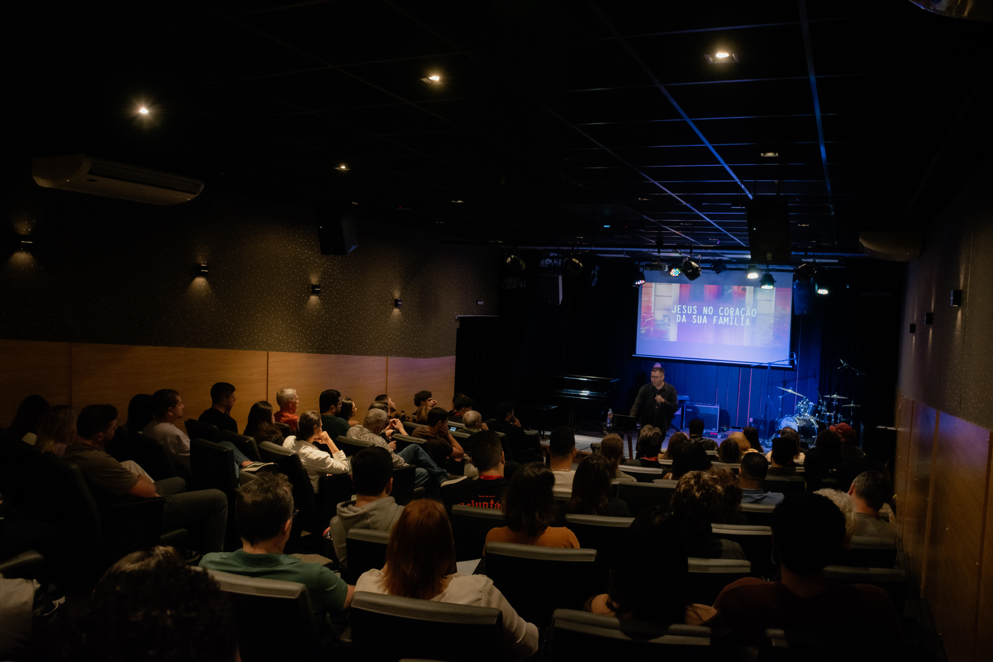 Ambiente de culto com pessoas adorando.
