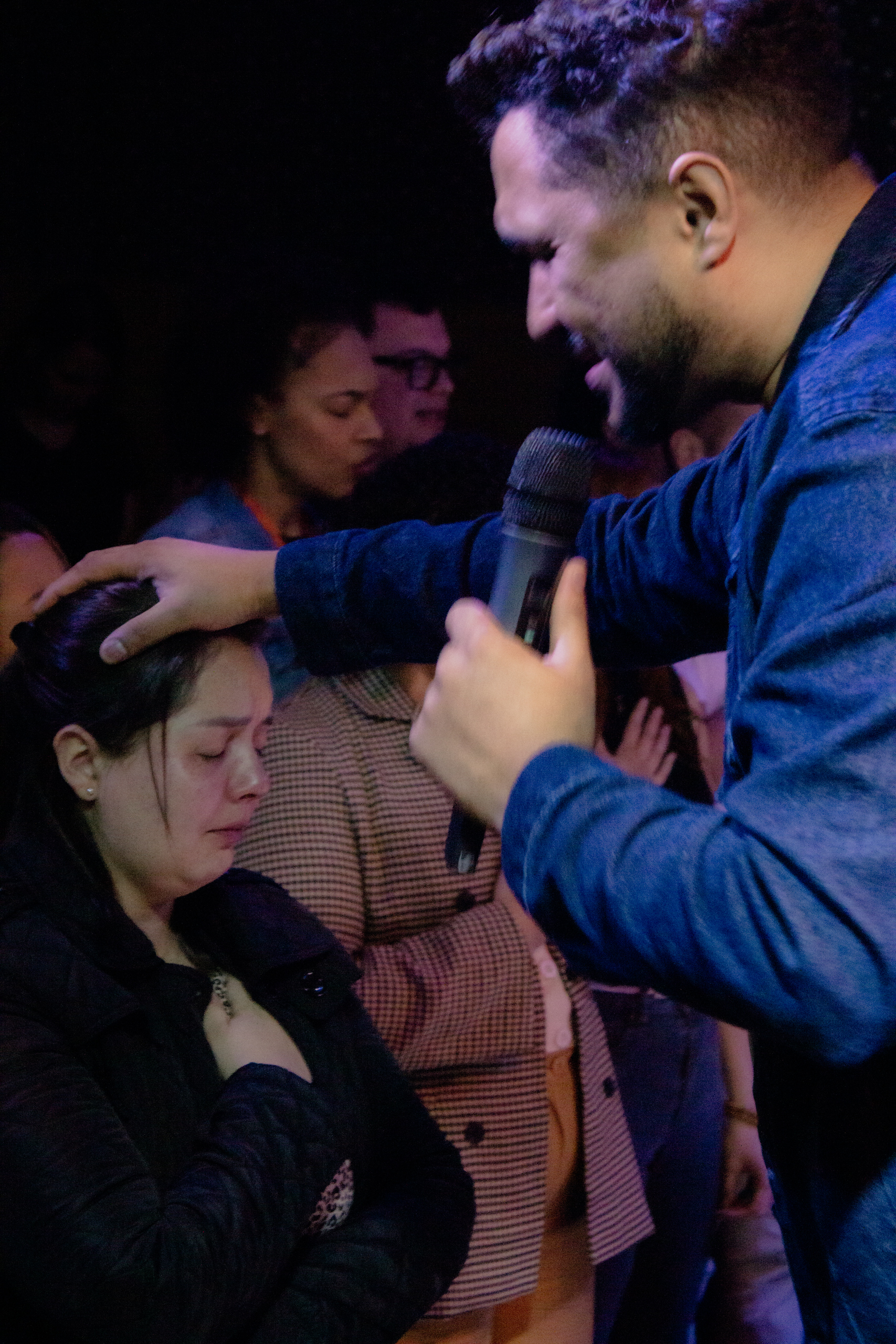 Momento de adoração com a igreja reunida.