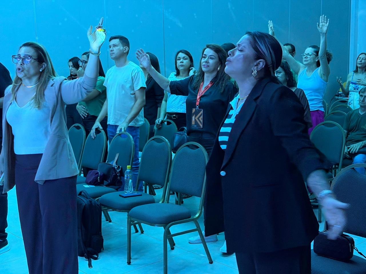 Igreja adorando junta