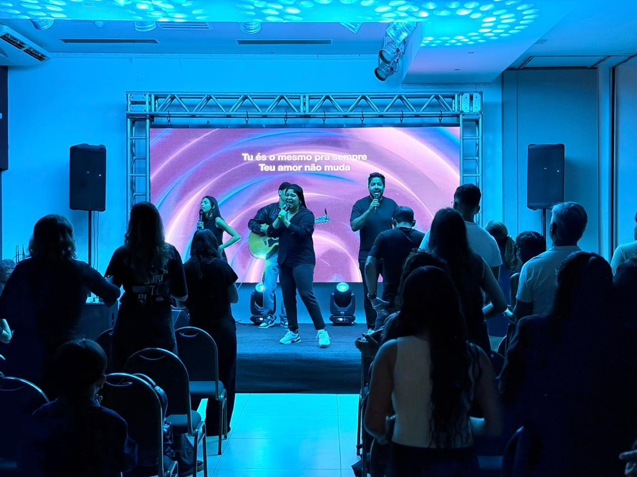 Momento de adoração no Culto de Conexão da MINC Pará de Minas