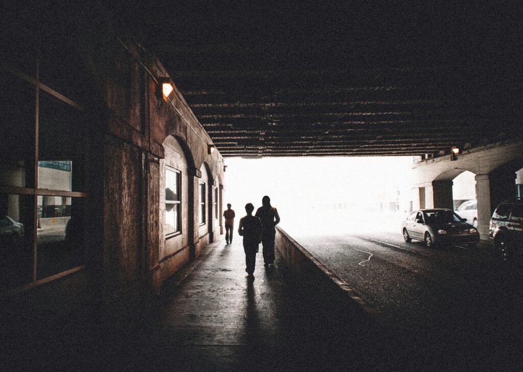 Duas pessoas caminhando lado a lado em direção à luz
